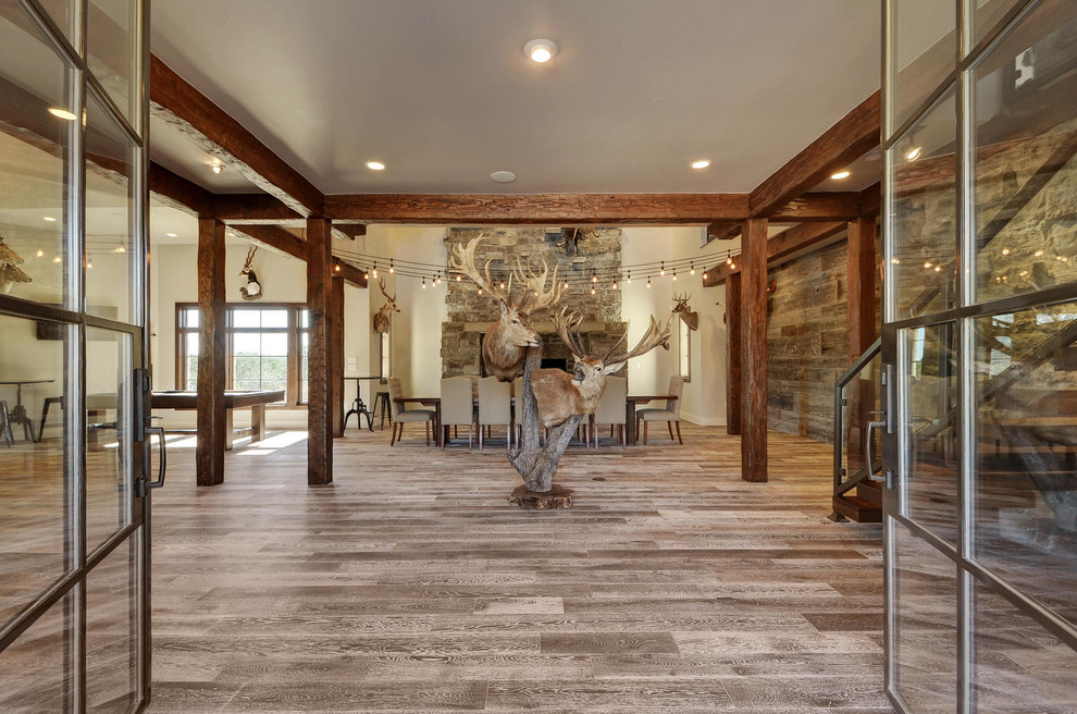 Großes Uriges Foyer mit braunem Holzboden und Doppeltür in Austin