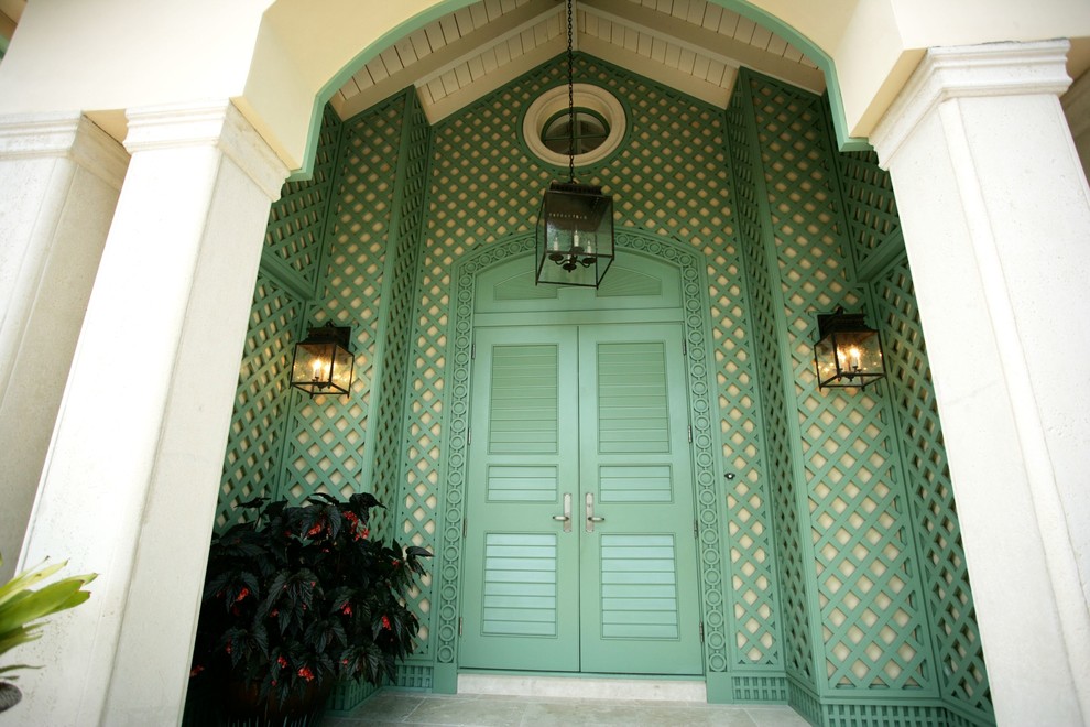 Modelo de puerta principal tropical grande con puerta doble, puerta verde, paredes verdes y suelo de baldosas de cerámica
