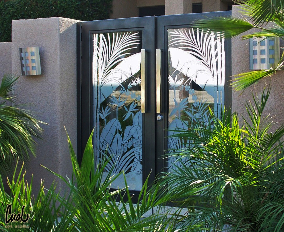 Idee per una porta d'ingresso minimalista di medie dimensioni con una porta a due ante e una porta in metallo