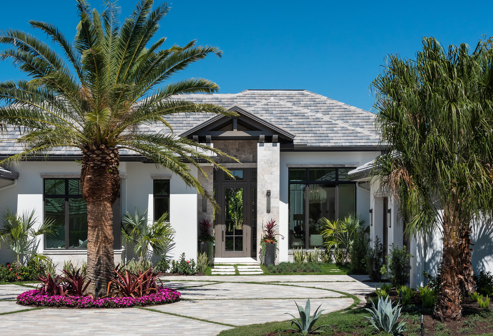 Esempio di una porta d'ingresso tropicale con una porta singola
