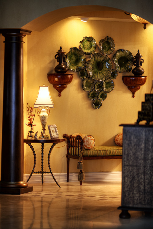 タンパにあるラグジュアリーな中くらいなトラディショナルスタイルのおしゃれな玄関ロビー (ベージュの壁、セラミックタイルの床) の写真