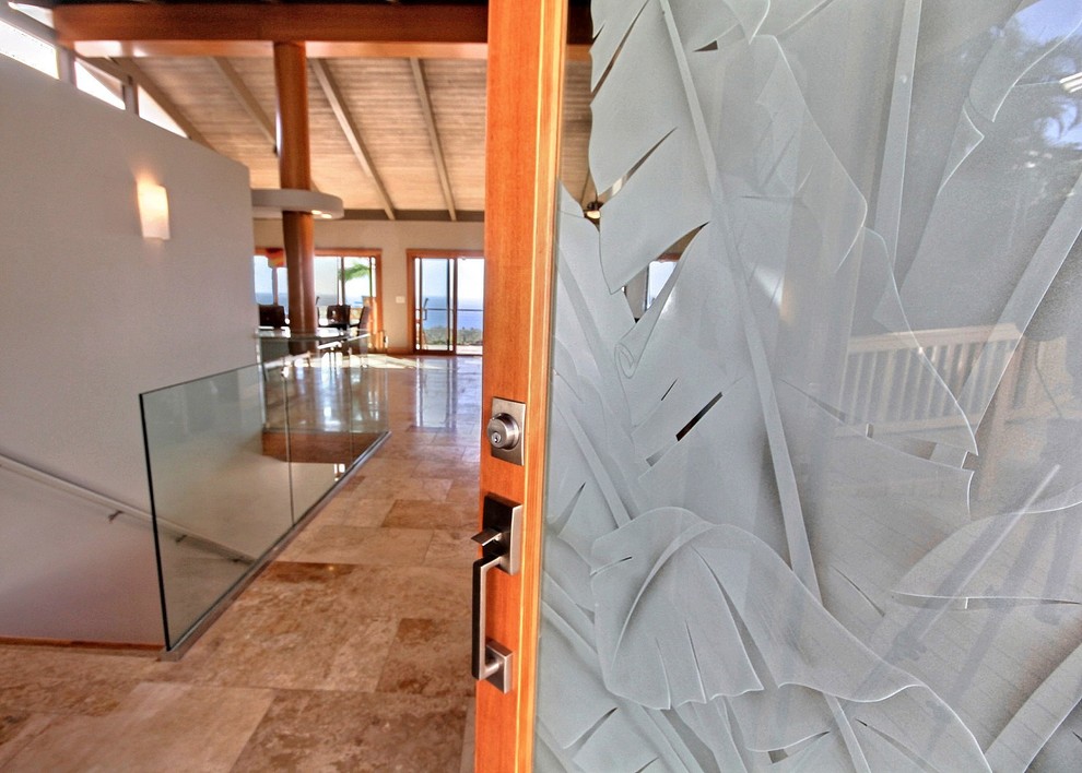 На фото: большая узкая прихожая в морском стиле с бежевыми стенами, полом из керамической плитки, одностворчатой входной дверью и стеклянной входной дверью с