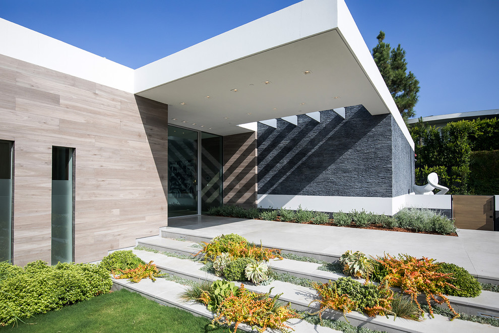 Geräumiges, Zweistöckiges Modernes Einfamilienhaus mit Mix-Fassade, grauer Fassadenfarbe, Flachdach und weißem Dach in Los Angeles