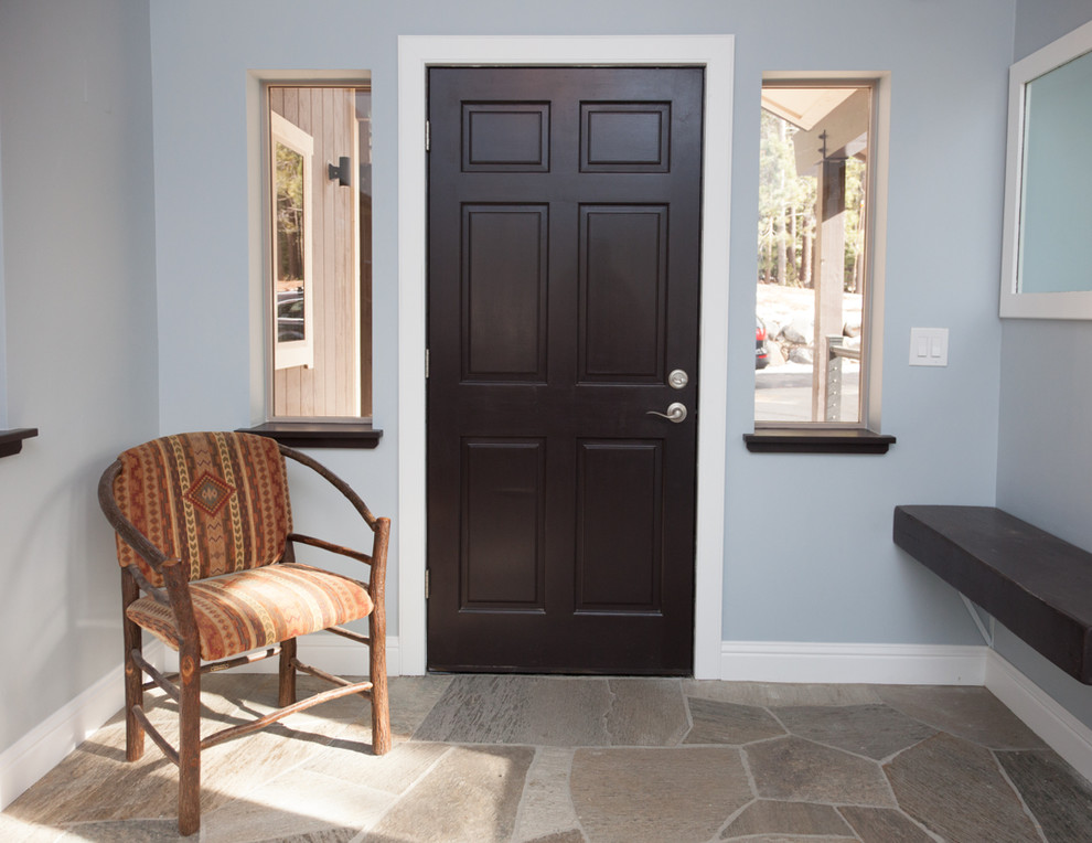 На фото: входная дверь среднего размера в современном стиле с синими стенами, полом из сланца, одностворчатой входной дверью и коричневой входной дверью с