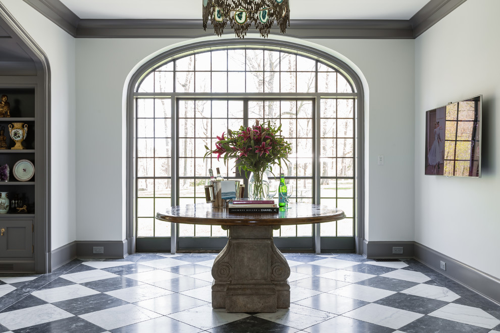 Immagine di un ingresso o corridoio boho chic con pavimento in marmo