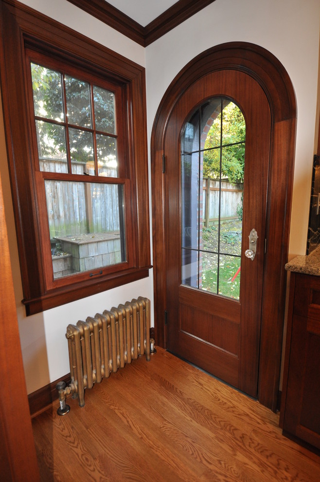 Klassischer Eingang mit braunem Holzboden und Einzeltür in Seattle