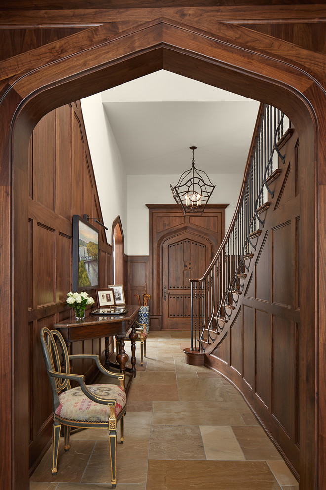 Стильный дизайн: фойе в классическом стиле с белыми стенами, одностворчатой входной дверью, входной дверью из дерева среднего тона и коричневым полом - последний тренд
