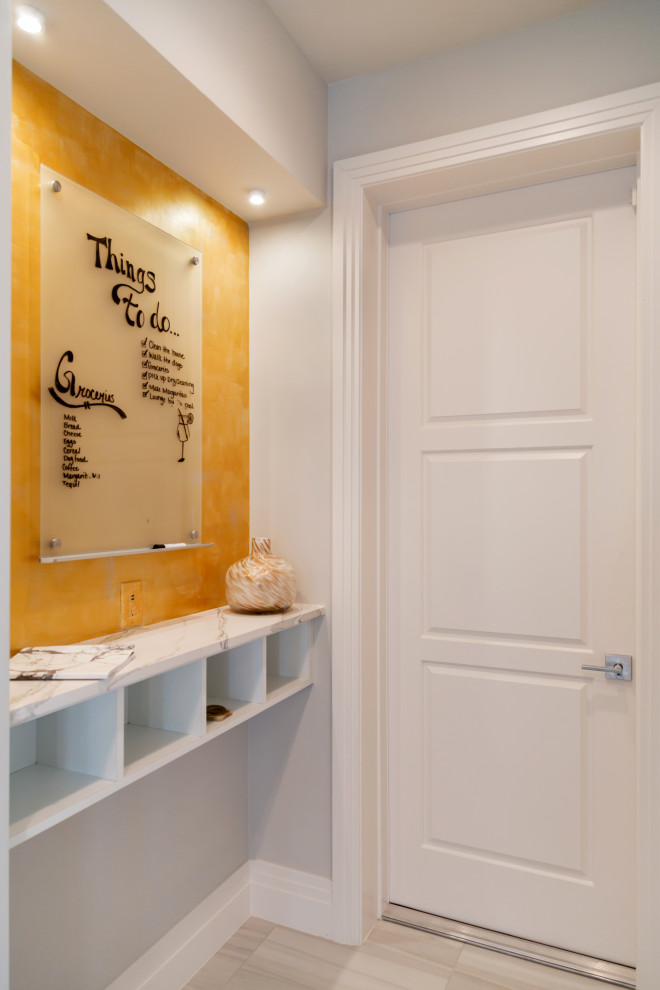 Esempio di un piccolo corridoio chic con pareti grigie, pavimento con piastrelle in ceramica, una porta singola, una porta bianca e pavimento beige