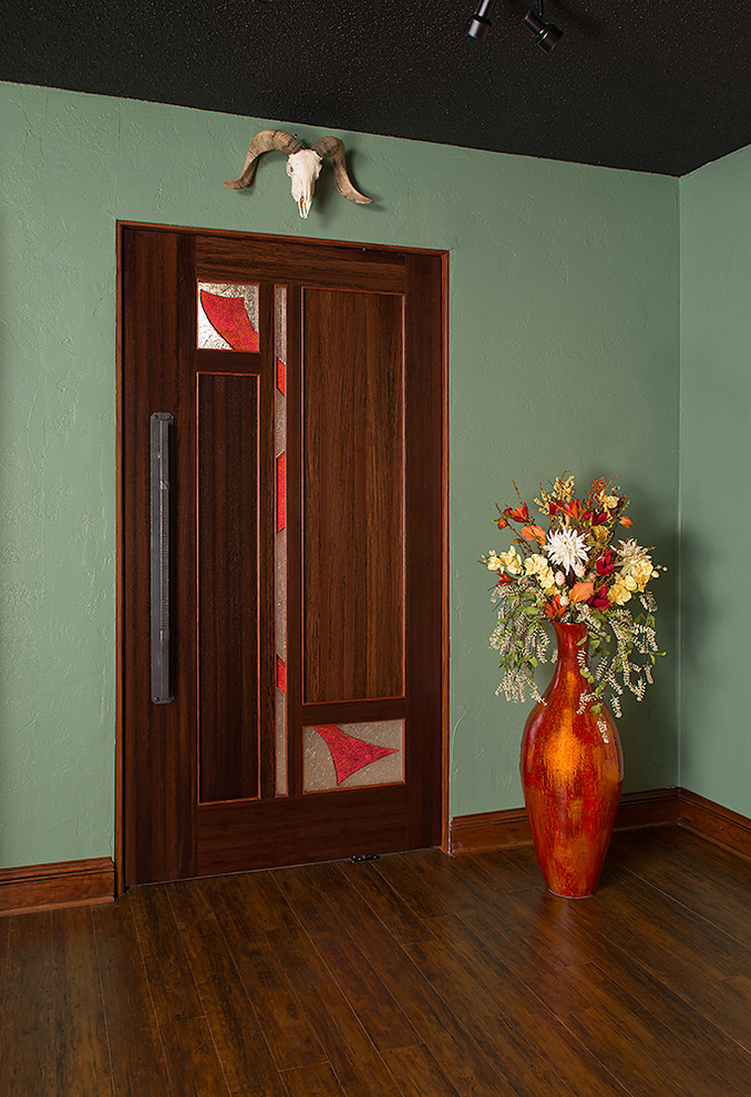 デンバーにある中くらいなコンテンポラリースタイルのおしゃれな玄関ドア (緑の壁、濃色木目調のドア) の写真
