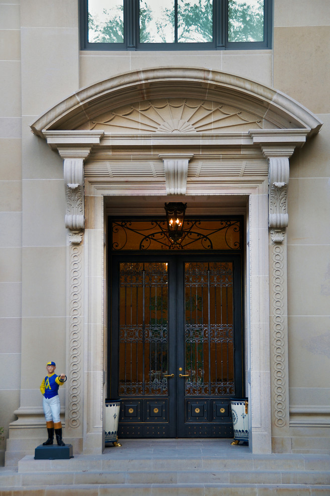 Пример оригинального дизайна: входная дверь в классическом стиле с двустворчатой входной дверью и черной входной дверью