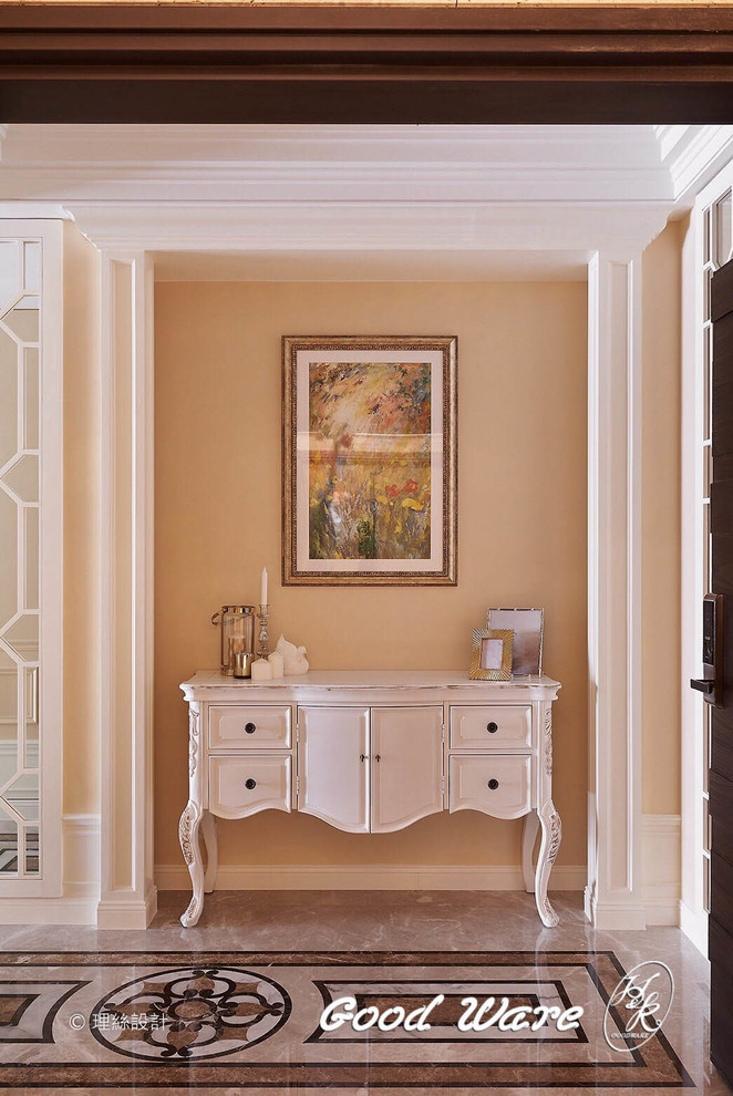 Foto de distribuidor rústico de tamaño medio con paredes beige, suelo de baldosas de cerámica, puerta simple, puerta blanca y suelo beige