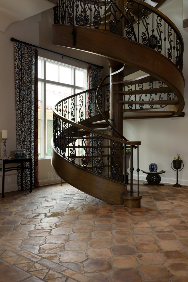 Свежая идея для дизайна: большая лестница в средиземноморском стиле - отличное фото интерьера