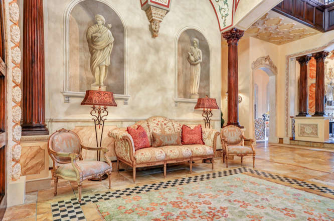 Geräumiges Mediterranes Foyer mit beiger Wandfarbe, Travertin, Doppeltür, dunkler Holzhaustür und gelbem Boden in Tampa