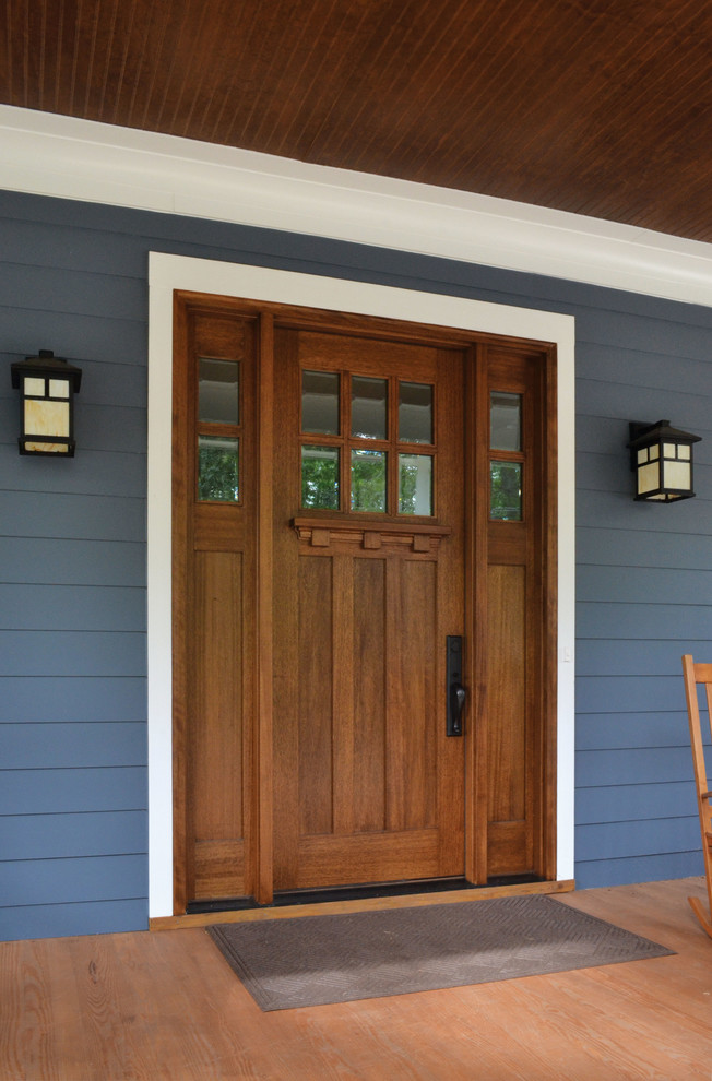 Идея дизайна: входная дверь в стиле кантри с синими стенами, одностворчатой входной дверью и входной дверью из светлого дерева