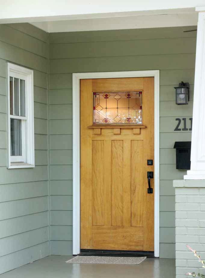 Kleine Rustikale Haustür mit grauer Wandfarbe, Keramikboden, Einzeltür und heller Holzhaustür in Tampa