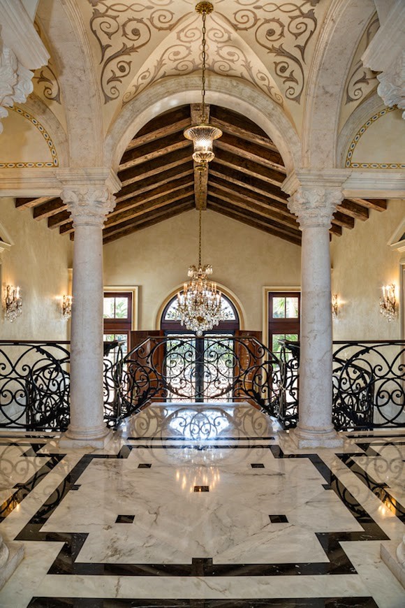 Idee per un ampio ingresso mediterraneo con pareti beige, pavimento in marmo, una porta a due ante e pavimento multicolore