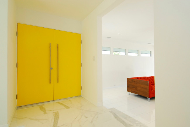 Inspiration för stora moderna ingångspartier, med vita väggar, marmorgolv, en dubbeldörr och en gul dörr
