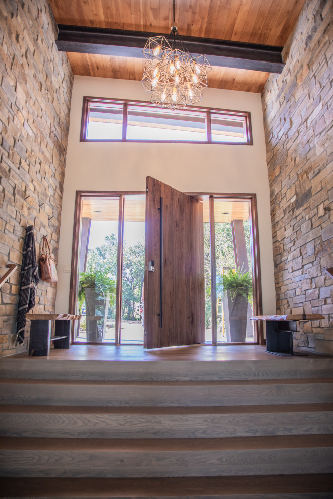 Источник вдохновения для домашнего уюта: входная дверь среднего размера в стиле модернизм с белыми стенами, паркетным полом среднего тона, поворотной входной дверью, входной дверью из дерева среднего тона и коричневым полом