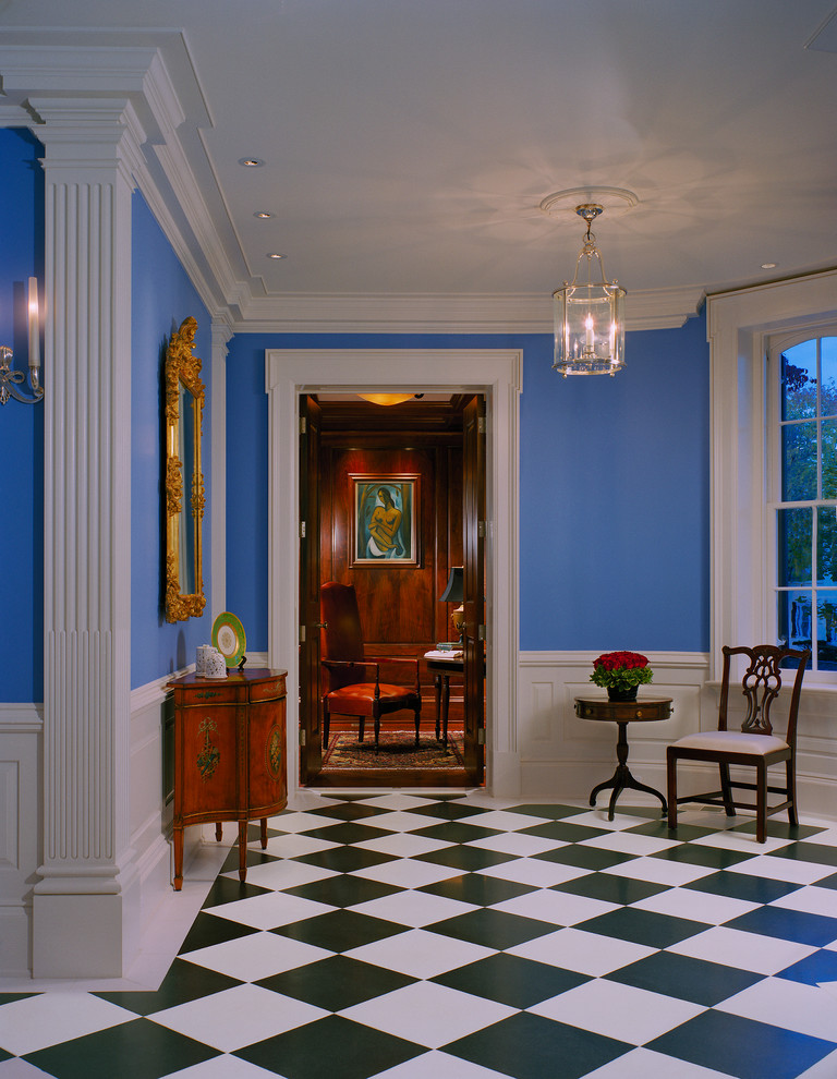 Imagen de distribuidor tradicional con paredes azules y suelo de mármol