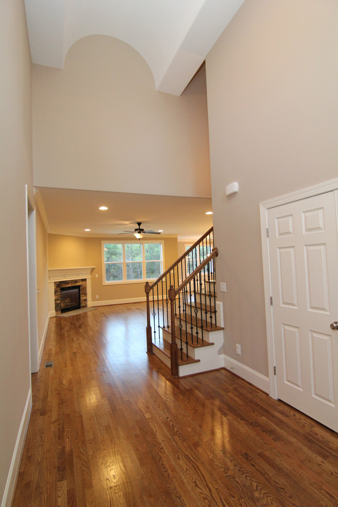 Mittelgroßes Klassisches Foyer mit beiger Wandfarbe, braunem Holzboden, Einzeltür und dunkler Holzhaustür in Raleigh