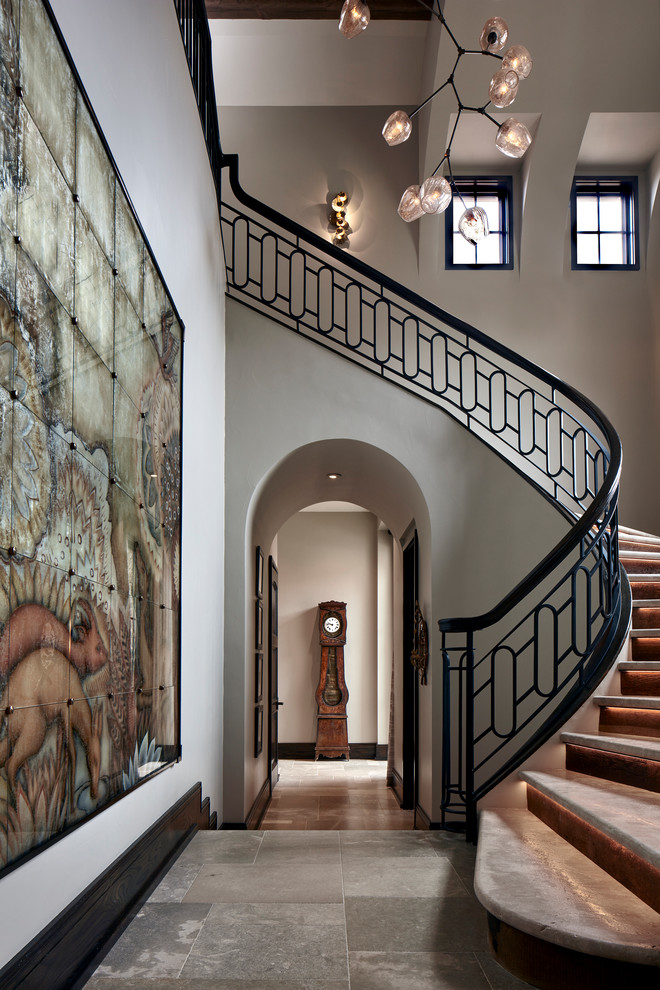 ダラスにあるラグジュアリーな巨大なトランジショナルスタイルのおしゃれな玄関ロビー (グレーの壁、ライムストーンの床、グレーの床) の写真