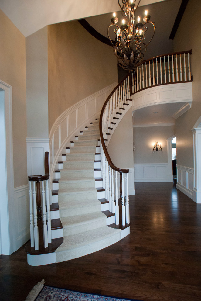 Mittelgroßes Klassisches Foyer mit beiger Wandfarbe, braunem Holzboden, Einzeltür und dunkler Holzhaustür in Sonstige