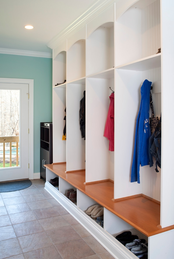 Пример оригинального дизайна: тамбур со шкафом для обуви в классическом стиле с синими стенами, полом из керамогранита и бежевым полом
