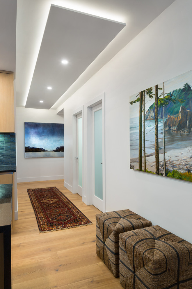 Mittelgroßes Modernes Foyer mit braunem Holzboden in Vancouver