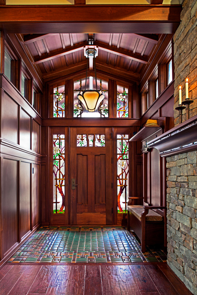 Idées déco pour un hall d'entrée craftsman avec parquet foncé, une porte simple et une porte en bois foncé.