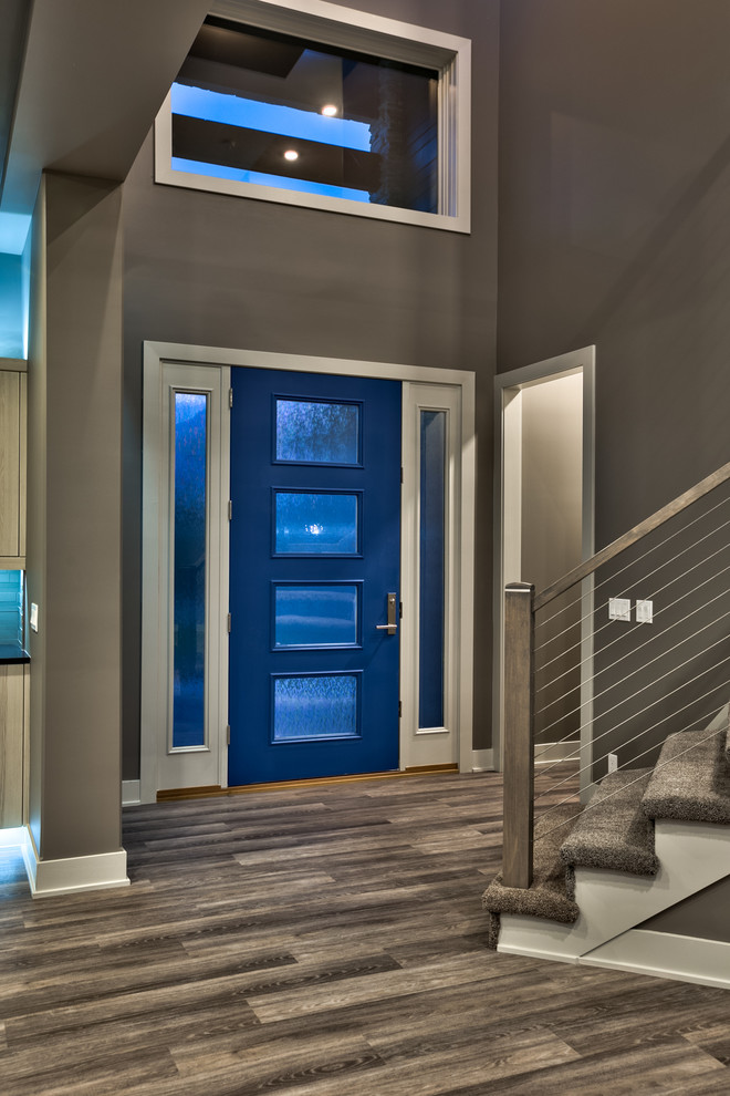 Пример оригинального дизайна: прихожая в стиле модернизм с серыми стенами, полом из винила и синей входной дверью
