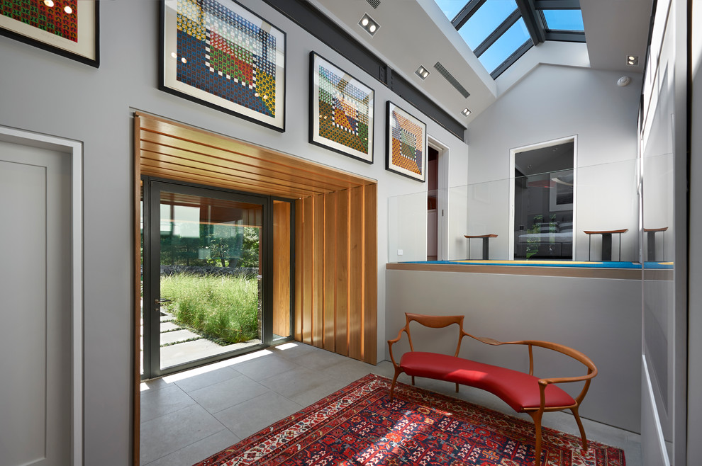 Idéer för en modern foajé, med grå väggar, en enkeldörr, glasdörr och grått golv