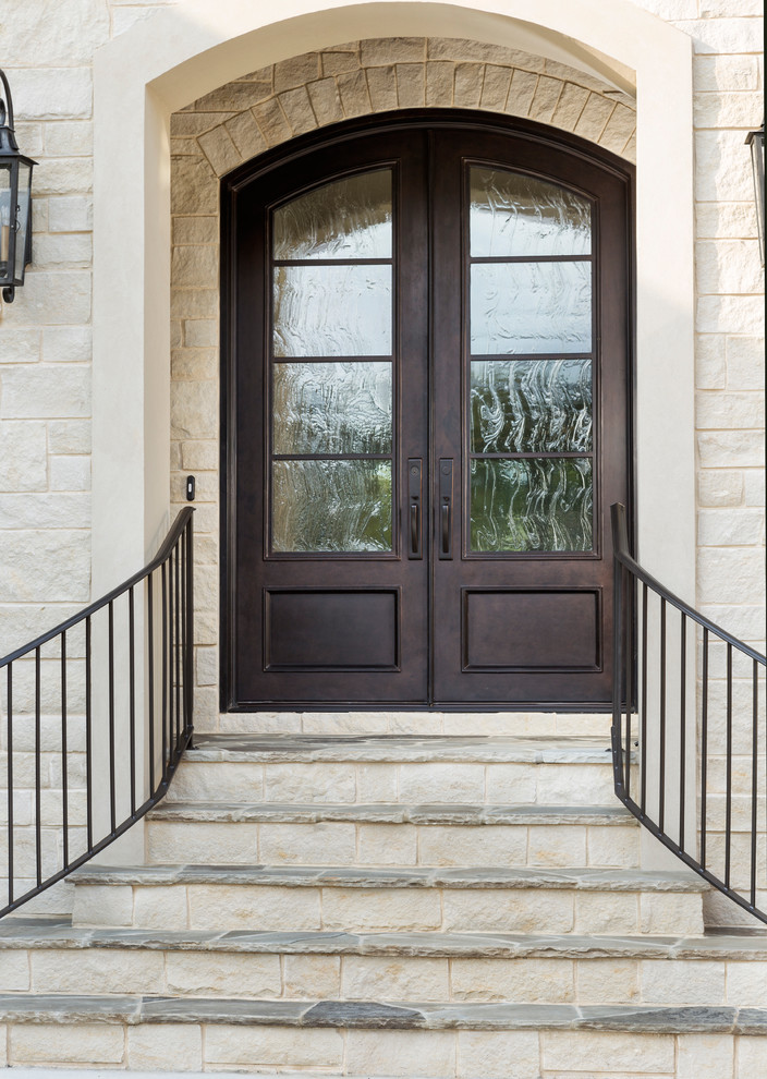 Источник вдохновения для домашнего уюта: большая входная дверь в классическом стиле с двустворчатой входной дверью, коричневой входной дверью и кирпичными стенами