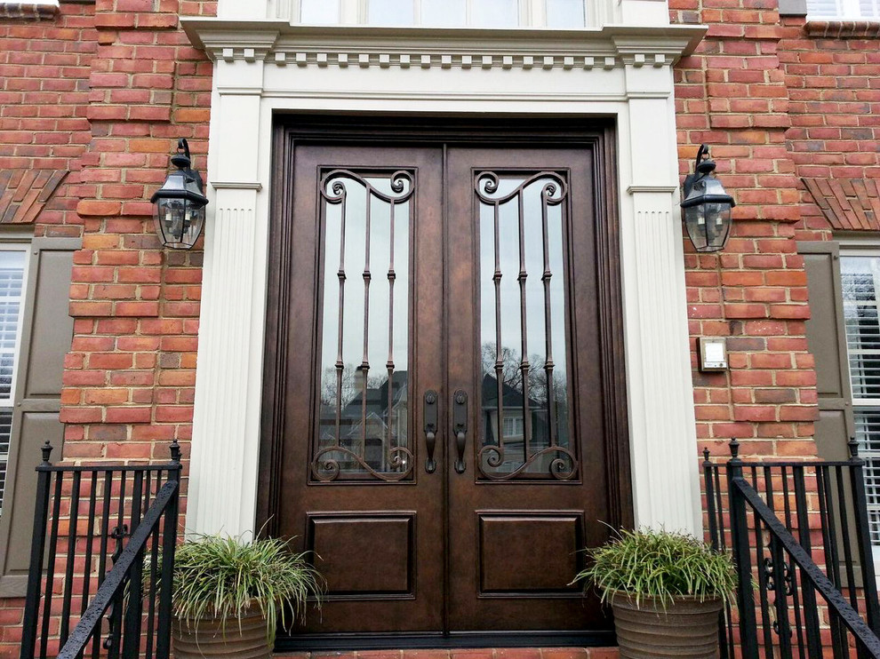 Ispirazione per una grande porta d'ingresso con una porta a due ante e una porta marrone