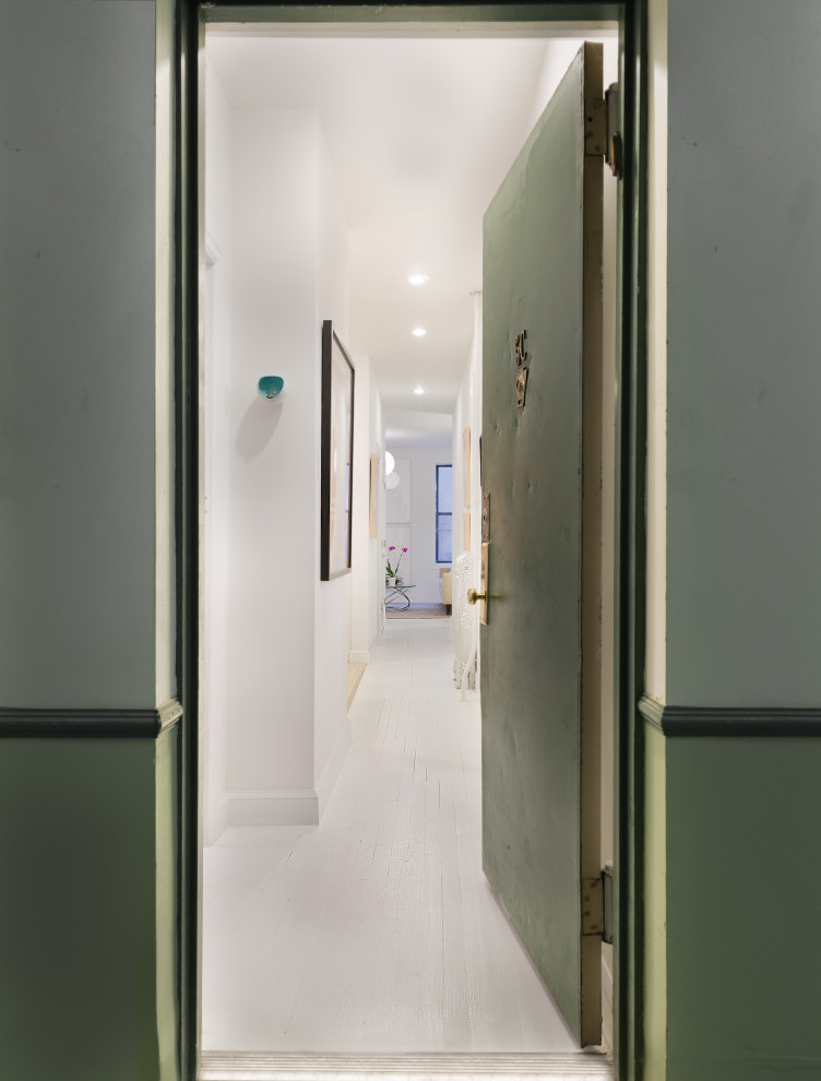 Foto di una piccola porta d'ingresso minimalista con pareti bianche, parquet chiaro, una porta singola e pavimento bianco