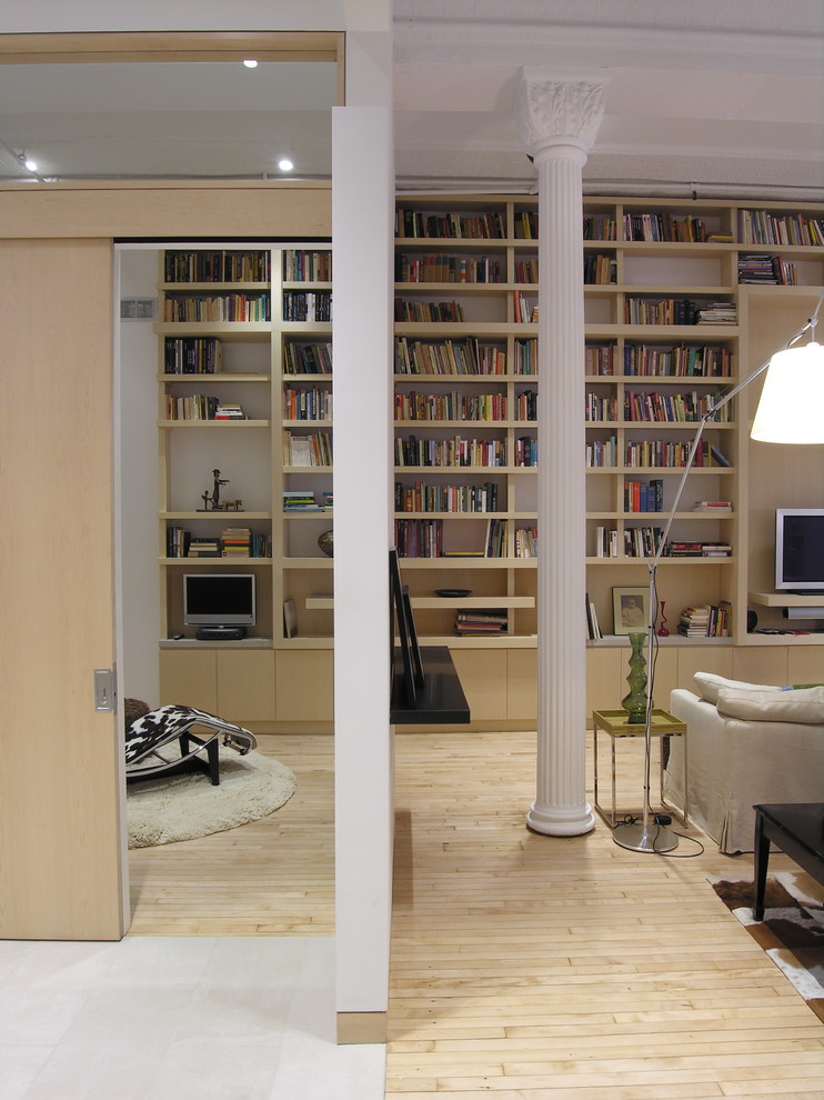 Example of a minimalist entryway design in New York