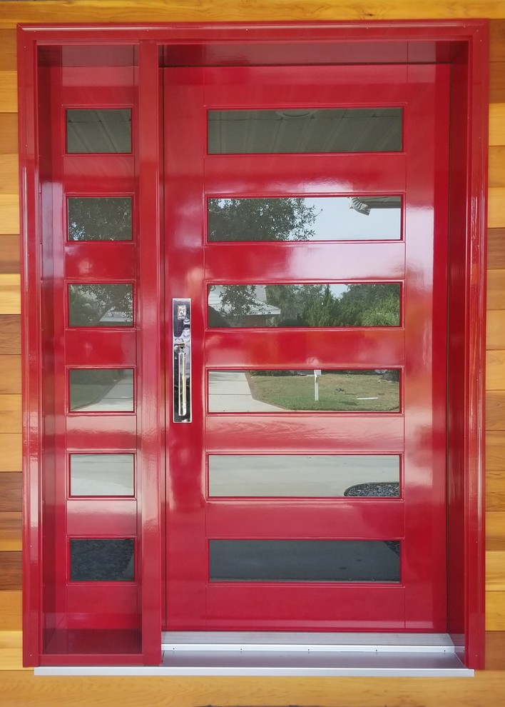 Immagine di una porta d'ingresso minimalista con una porta singola e una porta rossa