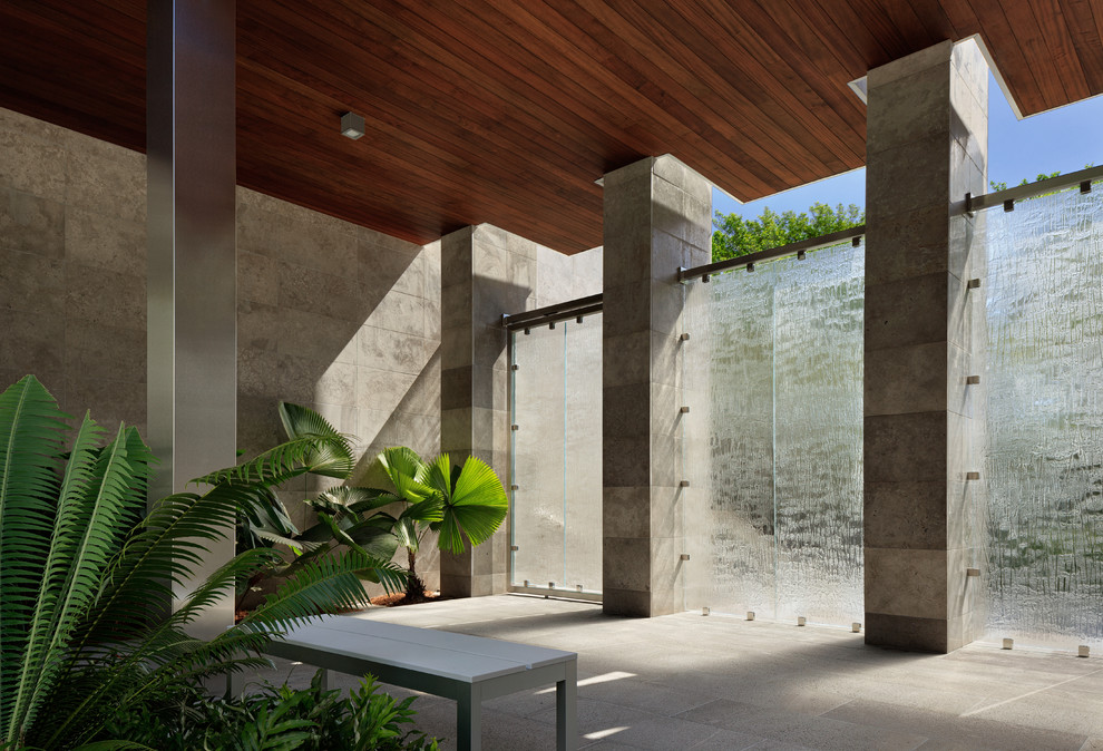 Immagine di una grande porta d'ingresso design con pareti grigie, pavimento in cemento, una porta a due ante e una porta in vetro