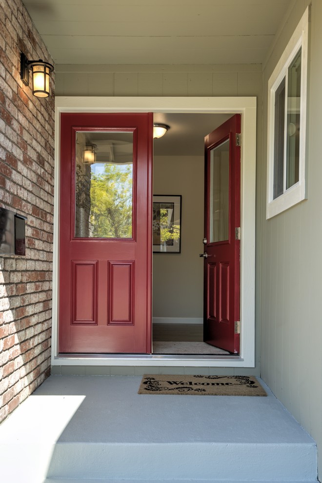 Foto de puerta principal clásica con paredes beige, puerta doble y puerta roja
