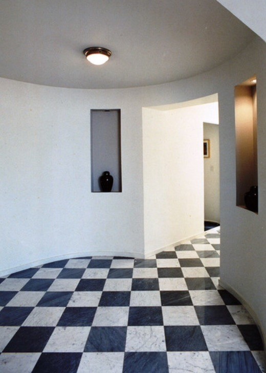 Idee per un ampio ingresso minimalista con pareti bianche e pavimento in marmo