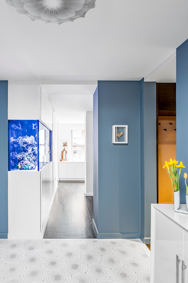 На фото: фойе среднего размера в современном стиле с синими стенами и полом из керамогранита