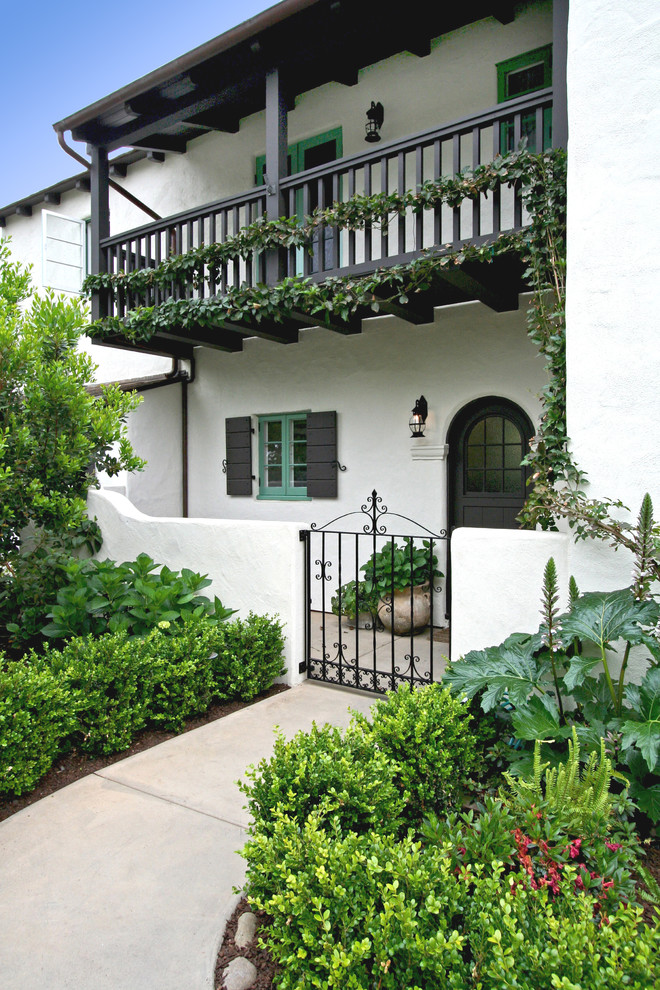 Mediterrane Haustür mit weißer Wandfarbe, Einzeltür und schwarzer Haustür in San Diego