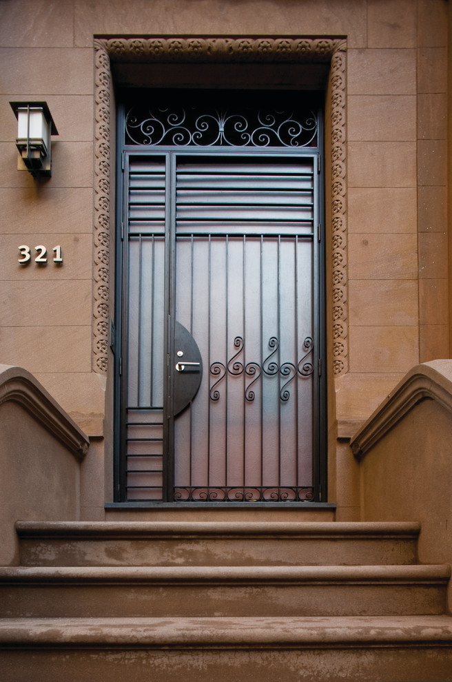 Moderne Haustür mit Einzeltür in New York