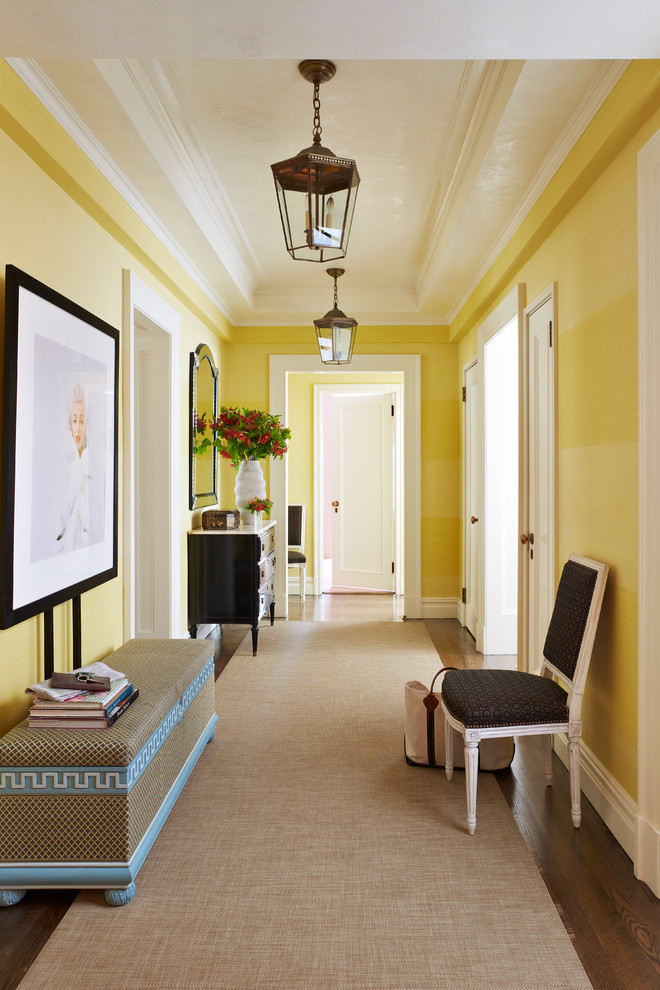 Idee per un ingresso bohémian di medie dimensioni con pareti gialle, parquet scuro e pavimento marrone