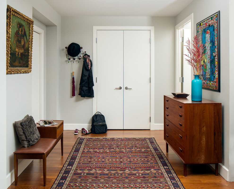 Retro Eingang mit grauer Wandfarbe und braunem Holzboden in New York