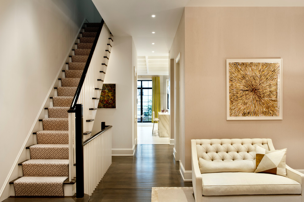 Imagen de entrada clásica con paredes beige y suelo de madera oscura