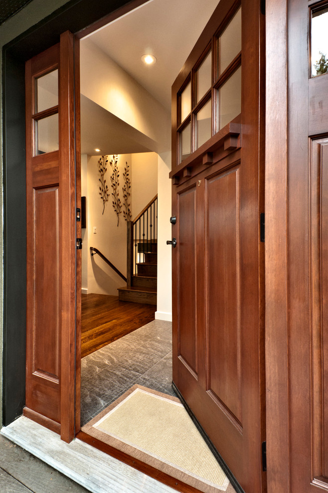 Inspiration pour un hall d'entrée design de taille moyenne avec un mur blanc, sol en granite, une porte simple et une porte en bois brun.