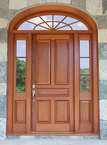 Стильный дизайн: входная дверь в классическом стиле с одностворчатой входной дверью, входной дверью из дерева среднего тона, серыми стенами и бетонным полом - последний тренд