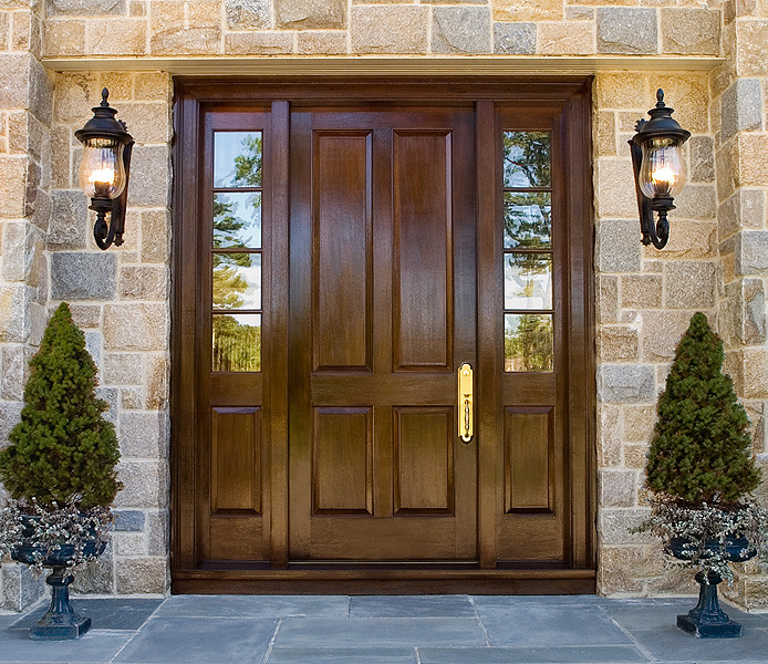 Idee per una porta d'ingresso chic di medie dimensioni con pareti beige, pavimento in ardesia, una porta in legno scuro e una porta singola
