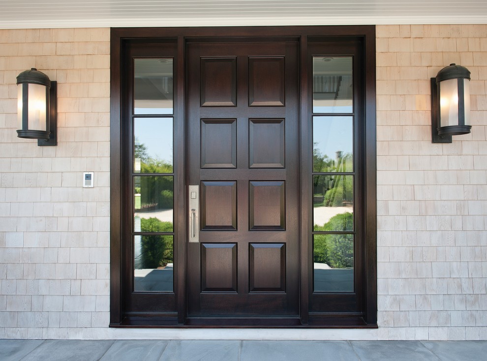 Diseño de puerta principal clásica con paredes grises, suelo de pizarra, puerta simple y puerta de madera oscura
