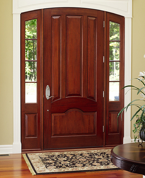 Diseño de distribuidor clásico con puerta simple, puerta de madera en tonos medios, paredes verdes y suelo de madera clara